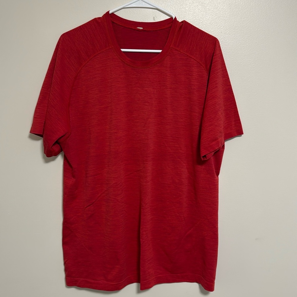 LULULEMON T-SHIRT